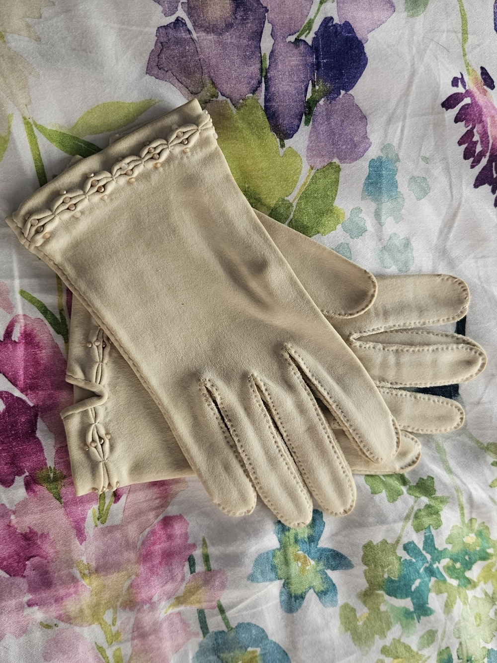 Cream Women's Gloves with Detailed Stitching
